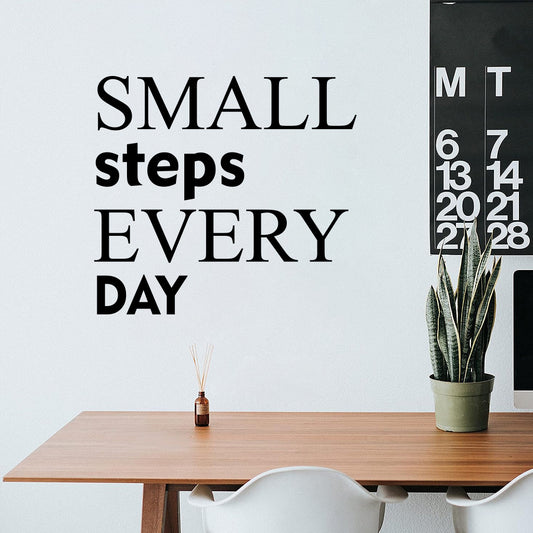 1套 励志短句 “每日小步” 墙贴，黑白艺术字体呈现 “SMALL steps EVERY DAY”，风格简约励志，贴于书房、卧室，为空间添正能量氛围与文艺格调。